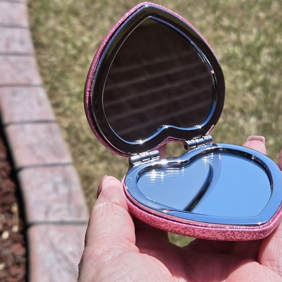 Pink Heart-Shaped Compact Mirror - Picture 7 of 11